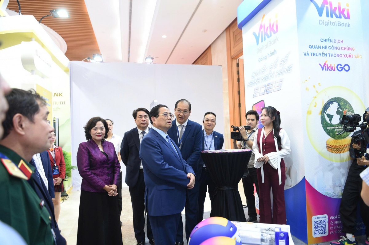 19.Thủ tướng Chính phủ Phạm Minh Chính tham quan gian hàng của Vikki Bank